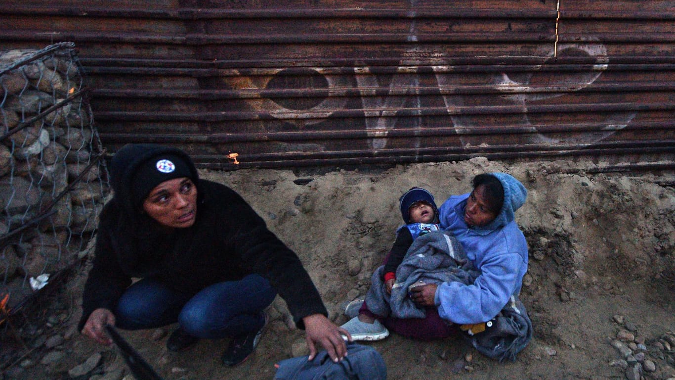 Eine Frau mit Baby an der US-Grenze nahe Tijuana in Mexiko: Bislang ging man davon aus, dass rund 3.000 Migrantenkinder beim illegalen Grenzübertritt von ihren Eltern getrennt wurden.