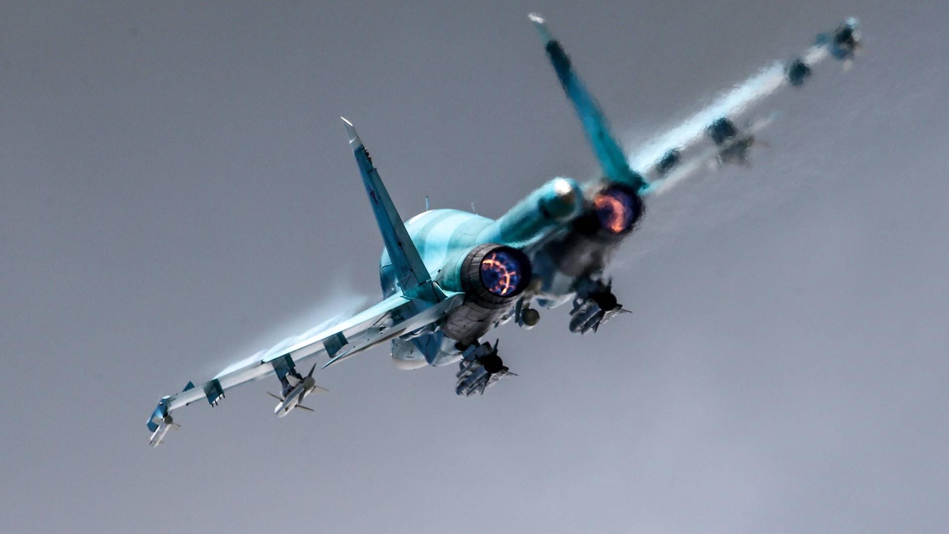 Ein Kampfjet des Typs Sukhoi Su-34: Eines der beschädigten Düsenflugzeuge soll nach der Kollision noch auf einer Militärbasis gelandet sein. Ein Kampfjet des Typs Sukhoi Su-34: Eines der beschädigten Düsenflugzeuge soll nach der Kollision noch auf einer Militärbasis gelandet sein.