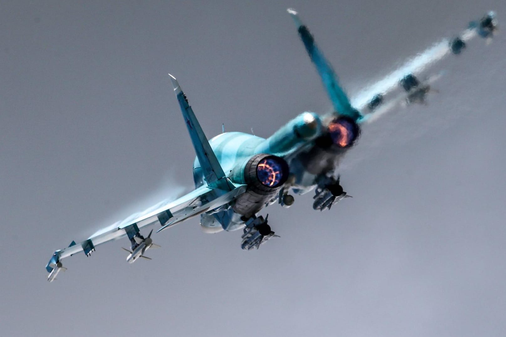 Ein Kampfjet des Typs Sukhoi Su-34: Eines der beschädigten Düsenflugzeuge soll nach der Kollision noch auf einer Militärbasis gelandet sein.