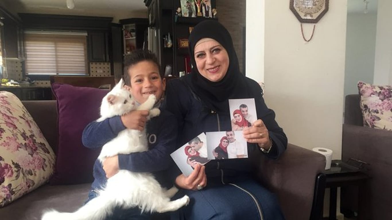 Sohn Madschd (5) und Lydia Rimawi (42) in ihrem Wohnzimmer in Rima.