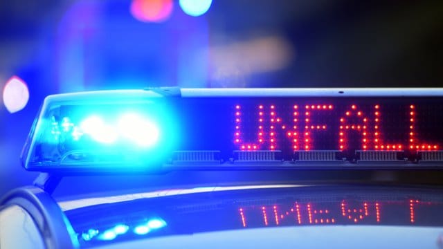 Polizeiwagen mit Leuchtschrift: Bislang ist unklar, ob der Fahrer des Müllwagens den Unfall überhaupt bemerkt hat. (Symbolfoto) Polizeiwagen mit Leuchtschrift: Bislang ist unklar, ob der Fahrer des Müllwagens den Unfall überhaupt bemerkt hat. (Symbolfoto)