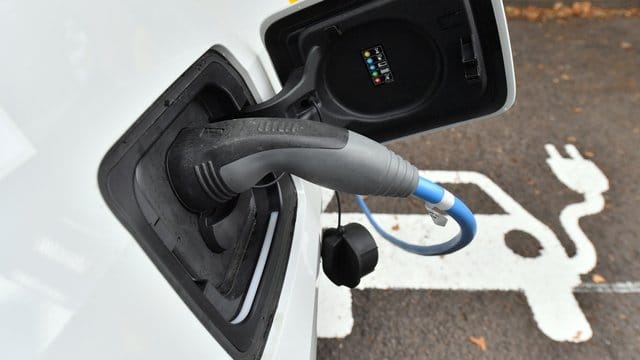 Aus Sicht vieler Neuwagenkäufer ist die Reichweite von E-Autos zu gering.