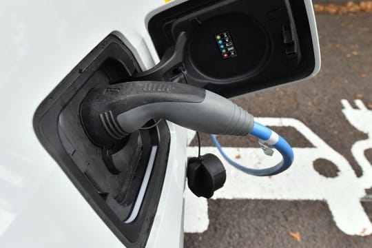 Aus Sicht vieler Neuwagenkäufer ist die Reichweite von E-Autos zu gering.