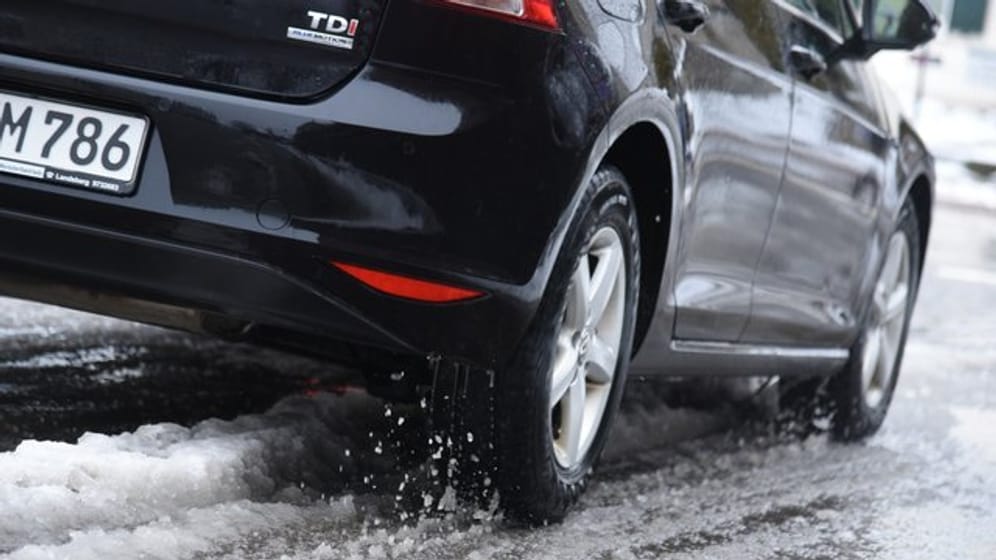Harte Zeiten für Lack, Felgen und Unterboden: Im Winter lassen Autofahrer ihr Auto besser häufiger waschen.