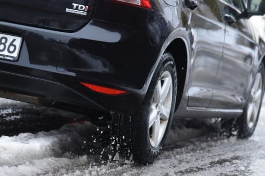 Harte Zeiten für Lack, Felgen und Unterboden: Im Winter lassen Autofahrer ihr Auto besser häufiger waschen.