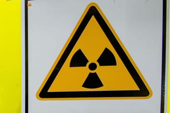 Warnschild für radioaktive Stoffe: In der Raumfahrt werden atomare Mini-Batterien schon länger eingesetzt. (Symbolbild)