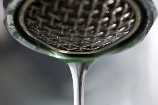Stillstand in den Trinkwasserleitungen begünstigt den Befall von krankheitserregenden Legionellen-Keimen.