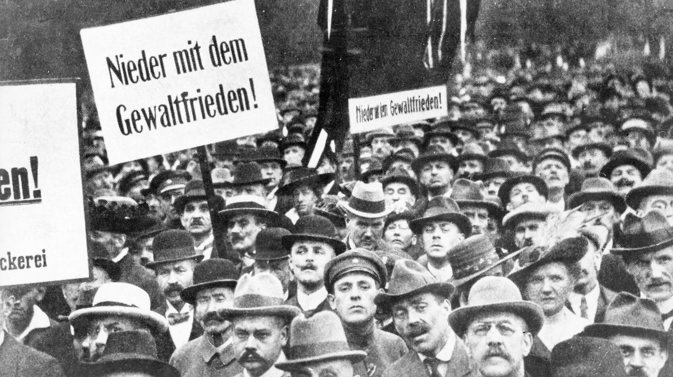 Demonstration in Berlin: Mit großer Mehrheit lehnten die Deutschen die Bedingungen des Versailler Vertrags ab.