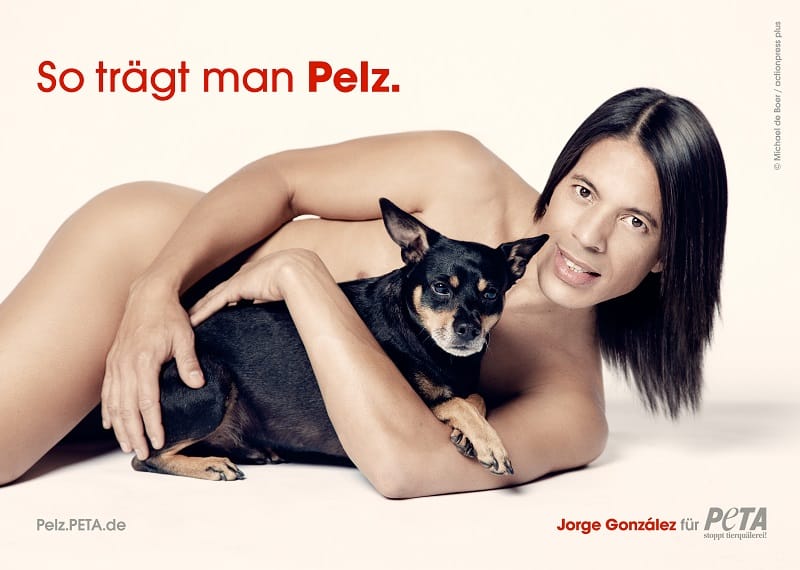 Für Peta posiert Jorge González gemeinsam mit seinem Hund Willie.