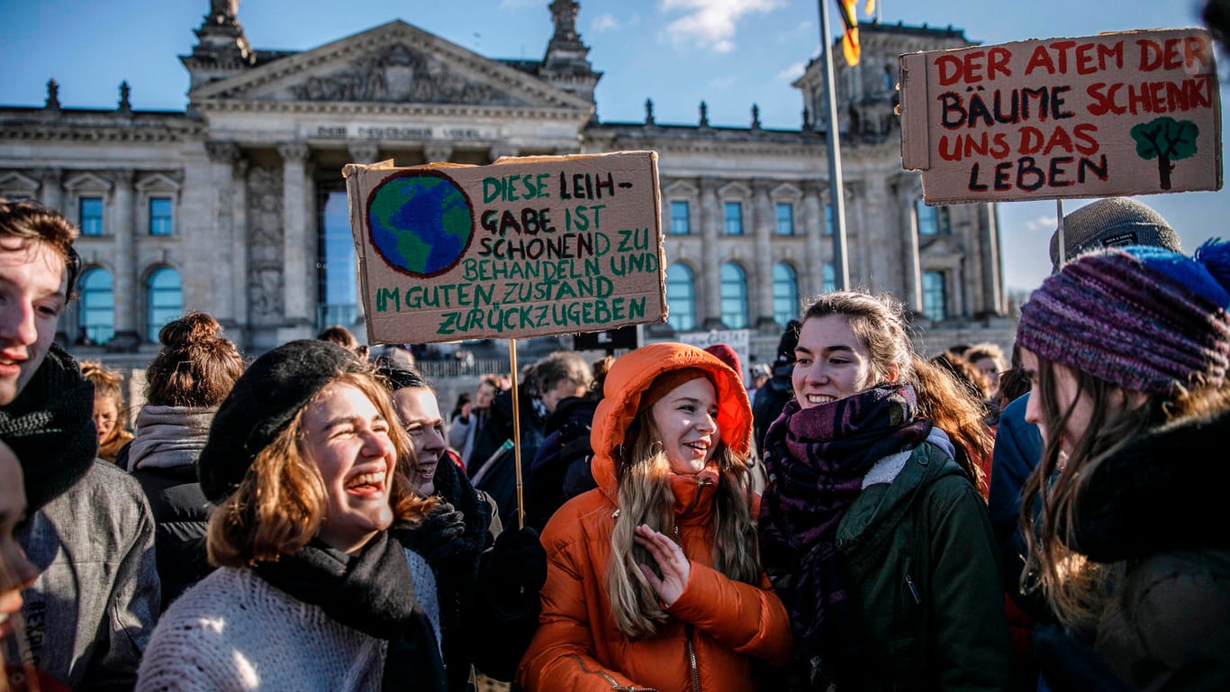 "Wer nicht hüpft, der ist für Kohle!": Mit diesem Slogan forderten Jugendliche in Berlin den Kohleausstieg.