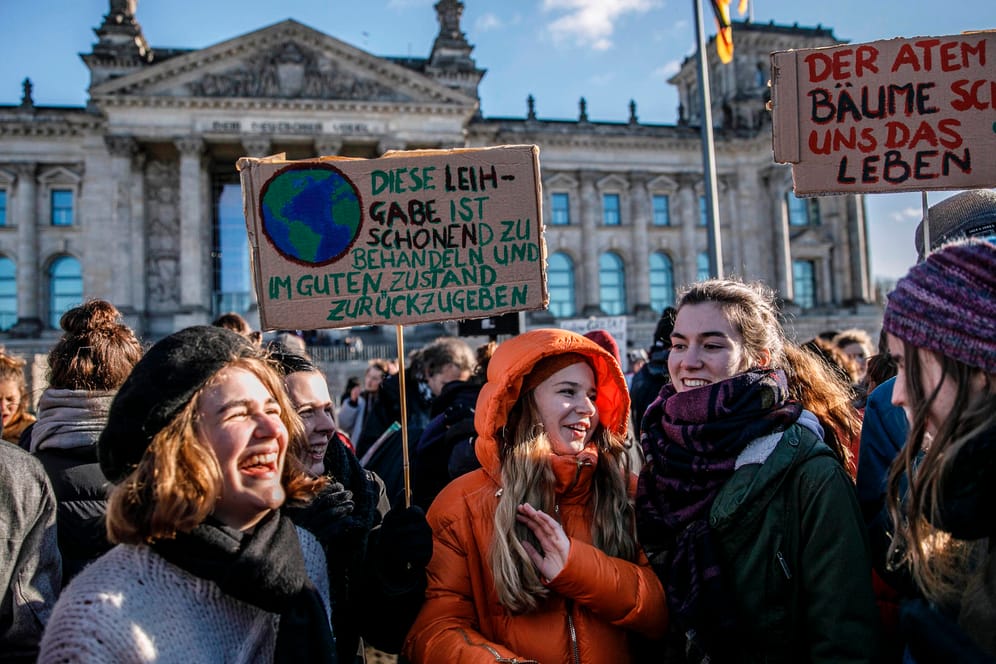 "Wer nicht hüpft, der ist für Kohle!": Mit diesem Slogan forderten Jugendliche in Berlin den Kohleausstieg.