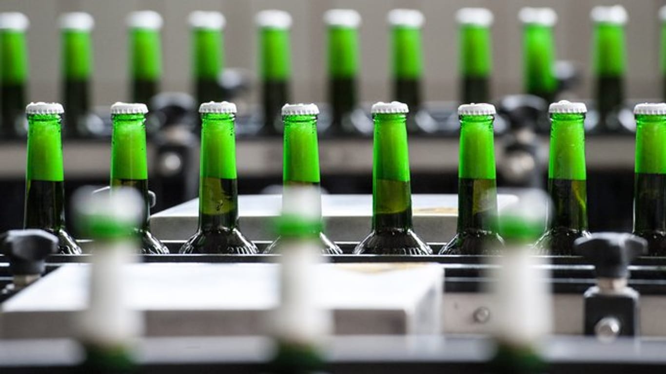 Biertrinker in Deutschland sollen künftig schon beim Blick aufs Etikett erfahren, wie viel Kalorien der Gerstensaft hat.