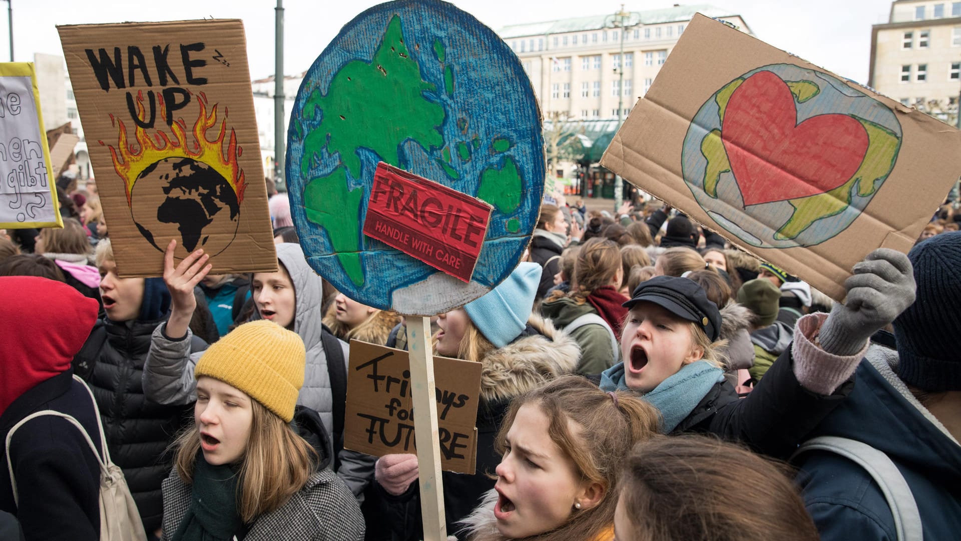 Klimastreik statt Schule: In Hamburg gingen Hunderte Schüler bei der Aktion "FridaysforFuture" auf die Straße.