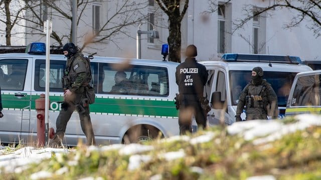 Die Polizei überwältigte den Geiselnehmer im Klinikum Mainkofen und nahm ihn fest. Die Polizei überwältigte den Geiselnehmer im Klinikum Mainkofen und nahm ihn fest.