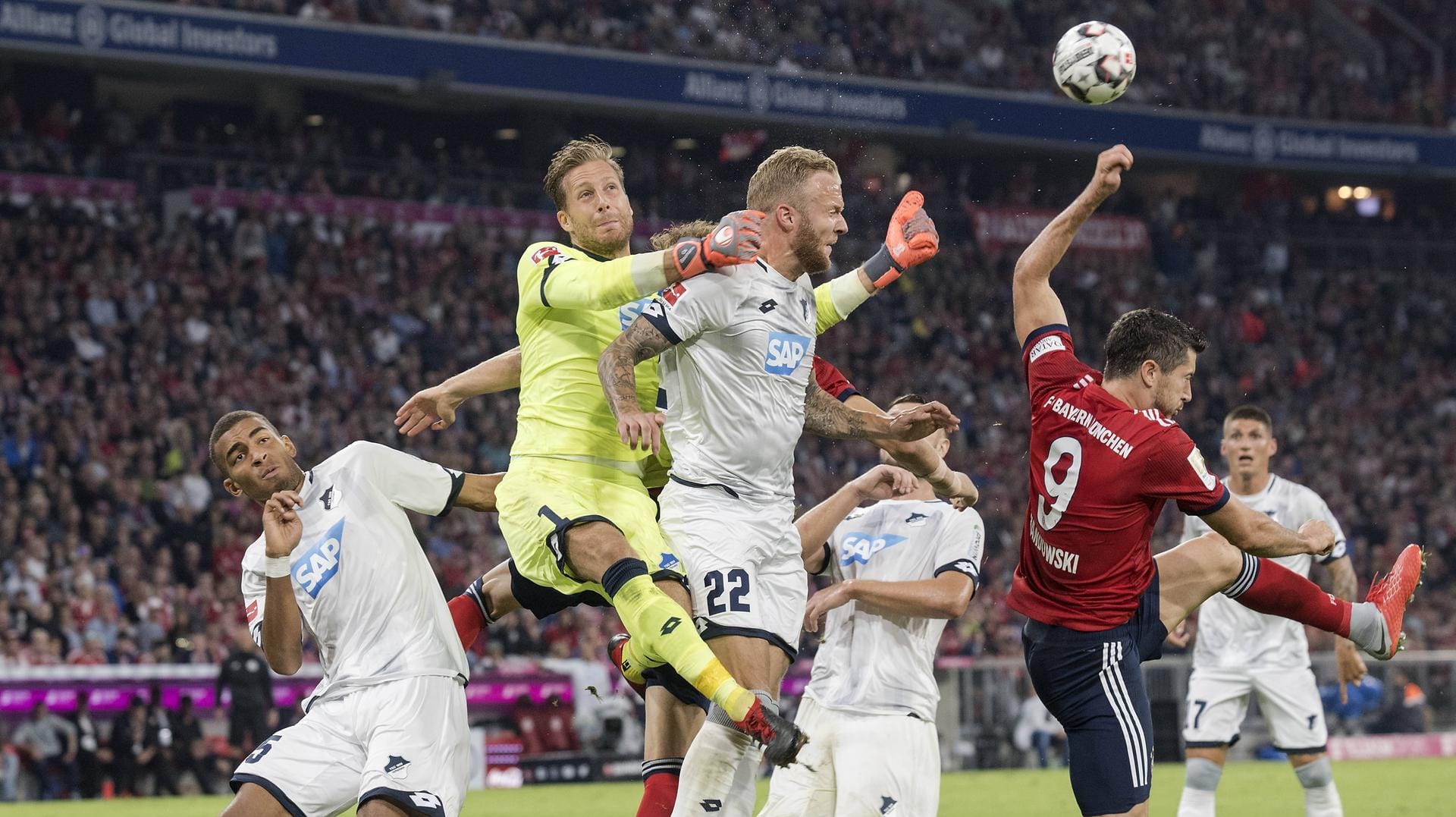 Lieferten sich bereits beim Hinspiel ein packendes Duell: die TSG Hoffenheim und der FC Bayern. Lieferten sich bereits beim Hinspiel ein packendes Duell: die TSG Hoffenheim und der FC Bayern.