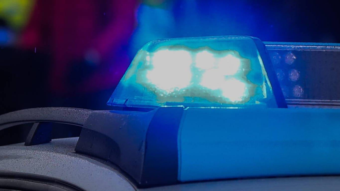 Ein Polizeiwagen mit Blaulicht (Symbolfoto): An seinem Zweitwohnsitz hatte der Rentner weitere Waffen versteckt.