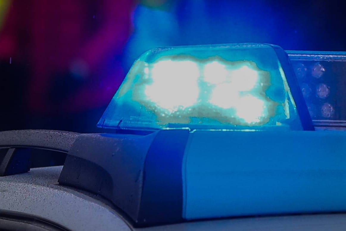 Ein Polizeiwagen mit Blaulicht (Symbolfoto): An seinem Zweitwohnsitz hatte der Rentner weitere Waffen versteckt.