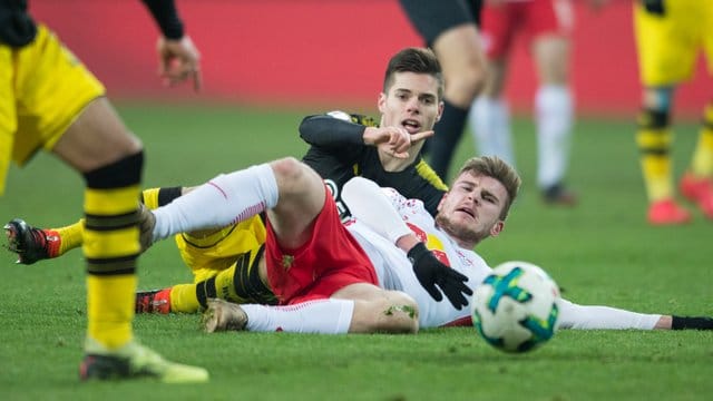 Dortmund will seine Sechs-Punkte-Führung auf den FC Bayern zumindest verteidigen. Dortmund will seine Sechs-Punkte-Führung auf den FC Bayern zumindest verteidigen.