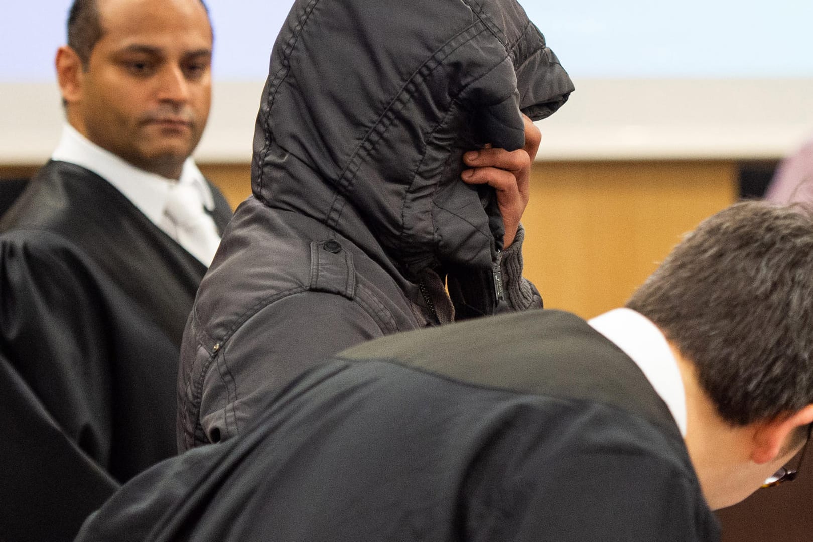 Der Angeklagte mit seinen Verteidigern vor Gericht: Dem 33-Jährigen wird vorgeworfen, seine siebenjährige Tochter aus Rache an seiner Frau ermordet zu haben.