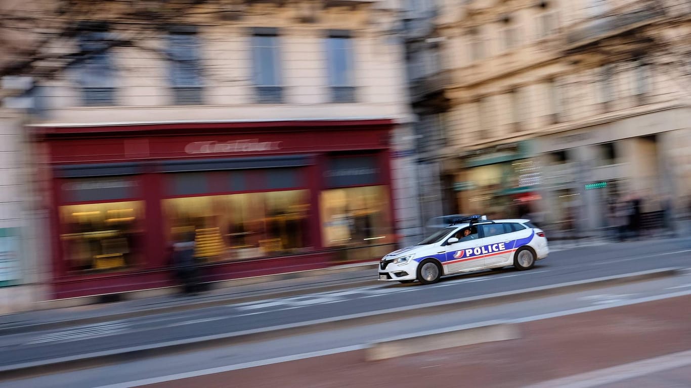 Einsatzwagen der französischen Polizei: Das Paar wurde festgenommen, nachdem sich der Nutzer einer Dating-Website an die Polizei gewandt hatte.