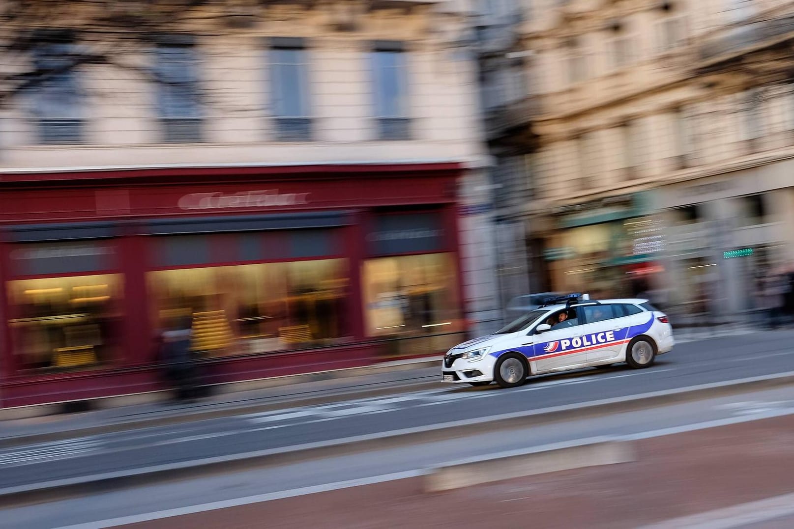 Einsatzwagen der französischen Polizei: Das Paar wurde festgenommen, nachdem sich der Nutzer einer Dating-Website an die Polizei gewandt hatte.