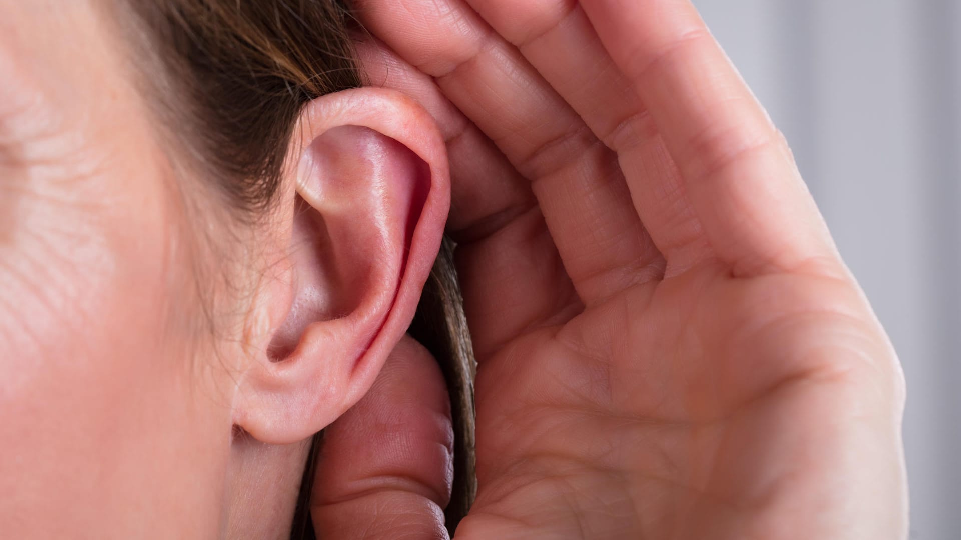 Schwerhörigkeit: Tinnitus ist ein häufiger Begleiter einer Hörminderung beziehungsweise einer Schwerhörigkeit.