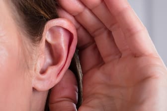 Schwerhörigkeit: Tinnitus ist ein häufiger Begleiter einer Hörminderung beziehungsweise einer Schwerhörigkeit.
