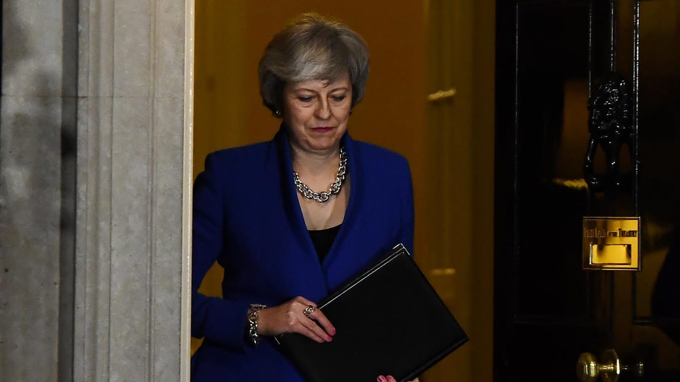 Theresa May vor ihrem Regierungssitz in der Downing Street: Die britische Premierministerin lehnt die Forderung von Labour-Chef Corbyn ab.