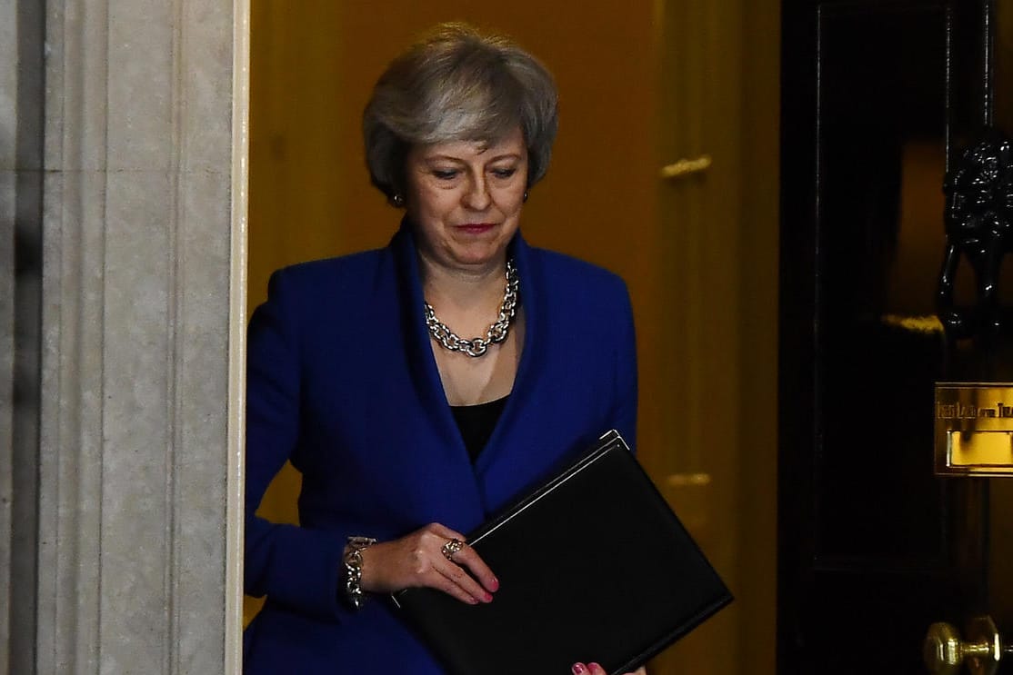 Theresa May vor ihrem Regierungssitz in der Downing Street: Die britische Premierministerin lehnt die Forderung von Labour-Chef Corbyn ab.