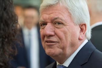 Volker Bouffier: Der CDU-Politiker ist vom Landtag zum Ministerpräsidenten von Hessen gewählt worden.