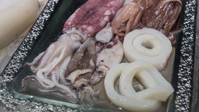 Ob am Stück oder als Ringe - Tintenfisch lässt sich in vielen Varianten zubereiten.