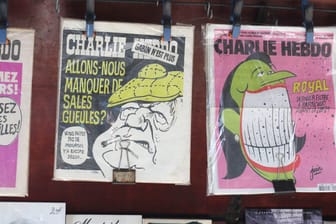 "Charlie Hebdo" liegt in einem Pariser Kiosk aus: Der Anschlag auf das Satiremagazin war der Beginn einer beispiellosen Terrorserie in Frankreich.