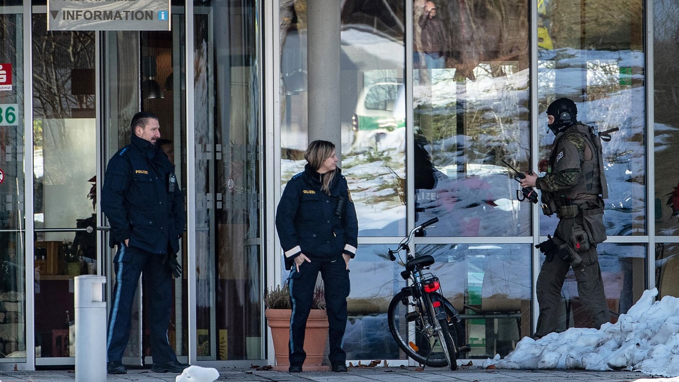 Polizisten stehen vor dem Klinikum im bayerischen Mainkofen: Dort ist es zu einer Geiselnahme gekommen.