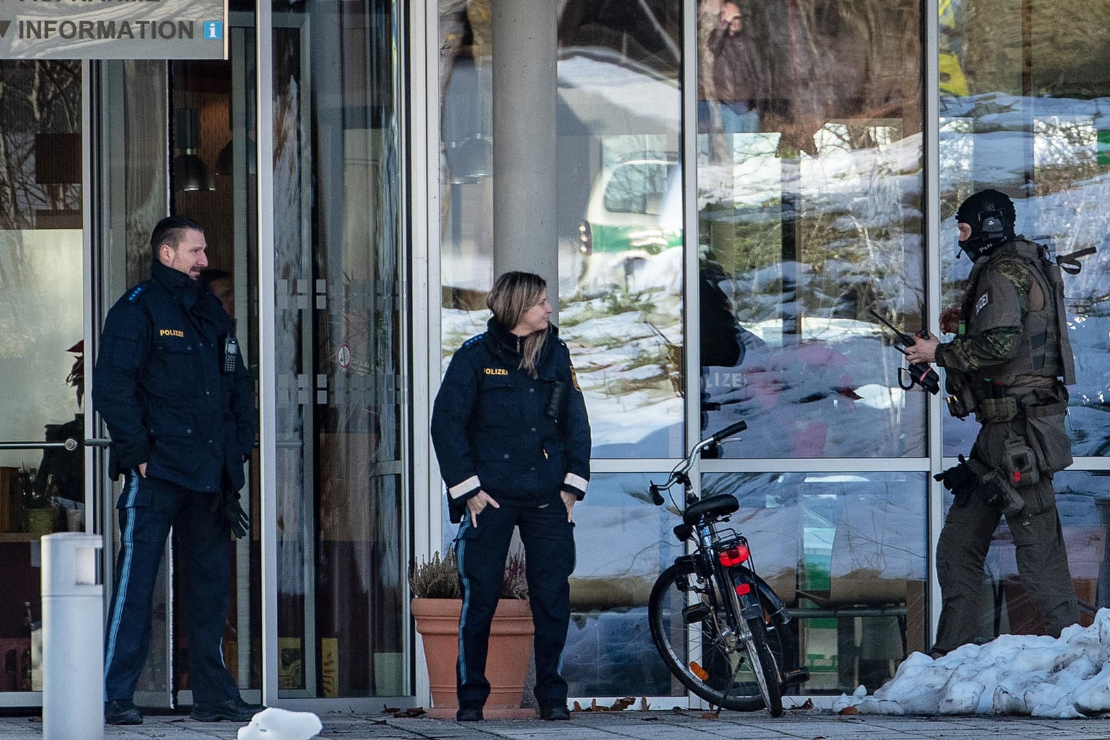 Polizisten stehen vor dem Klinikum im bayerischen Mainkofen: Dort ist es zu einer Geiselnahme gekommen.