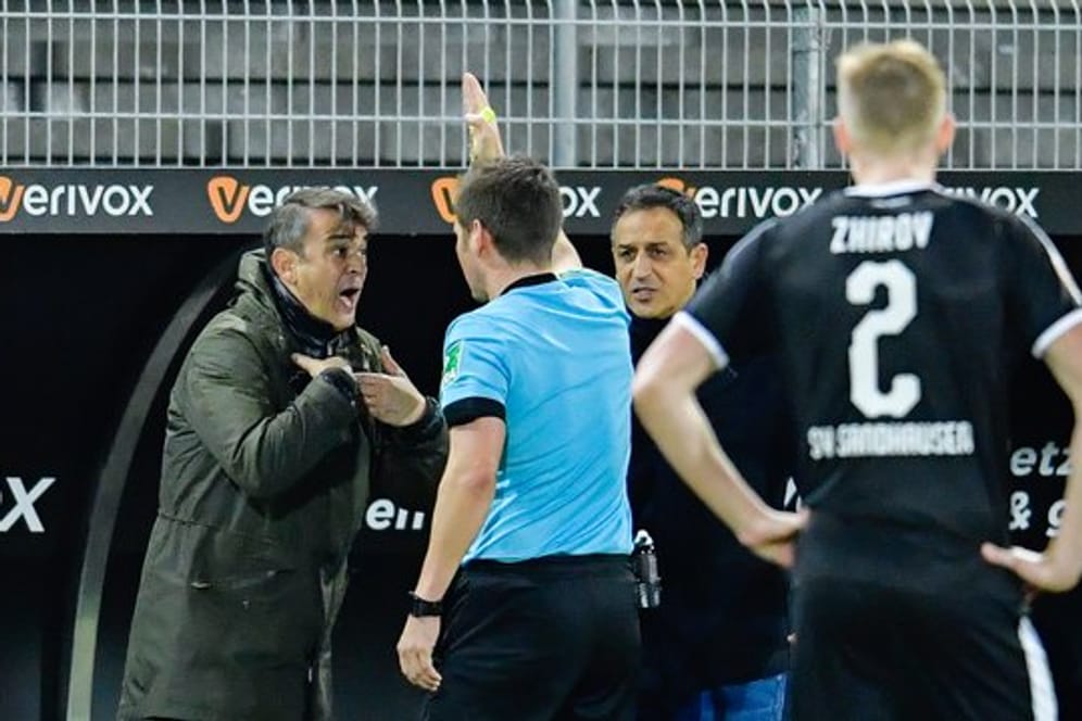 Fürths Trainer Damir Buric (l) wurde während der Partie gegen den SV Sandhausen auf die Tribüne verwiesen.