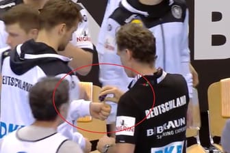 Fabian Böhm (l.) bekommt von einem Physiotherapeuten Minzöl auf die Hand geträufelt.