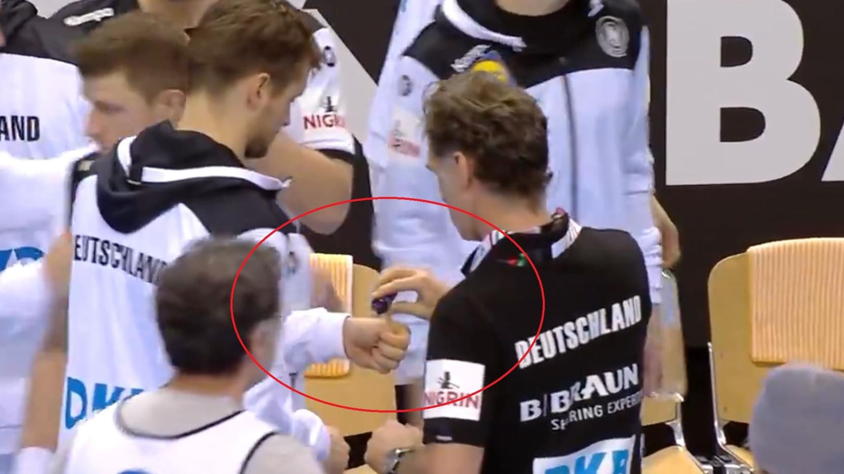 Fabian Böhm (l.) bekommt von einem Physiotherapeuten Minzöl auf die Hand geträufelt.