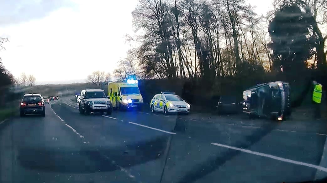 Der Unfallort: Das Auto von Prinz Philip liegt umgekippt auf der Seite.