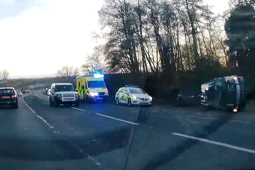 Der Unfallort: Das Auto von Prinz Philip liegt umgekippt auf der Seite.