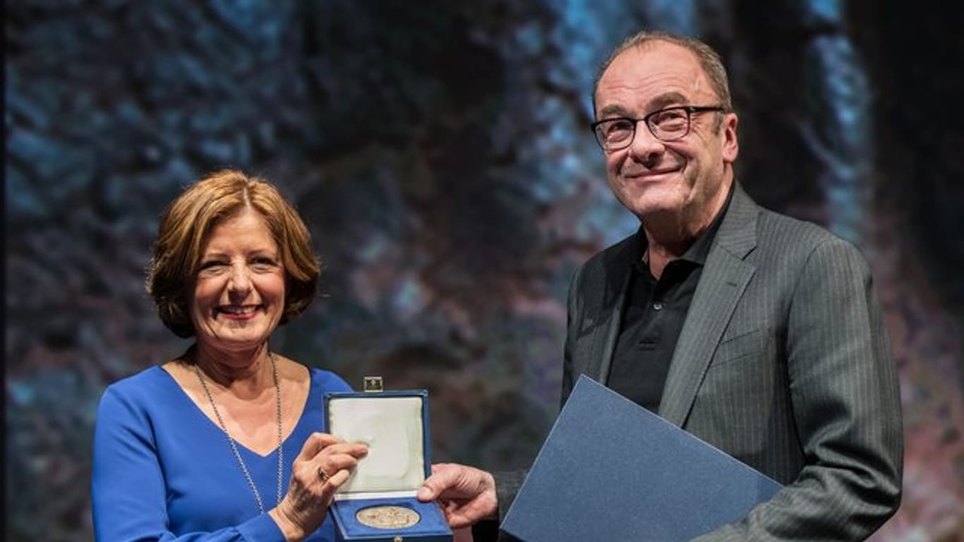 Ministerpräsidentin Malu Dreyer verleiht Robert Menasse die Carl-Zuckmayer-Medaille.
