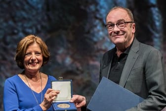 Ministerpräsidentin Malu Dreyer verleiht Robert Menasse die Carl-Zuckmayer-Medaille.