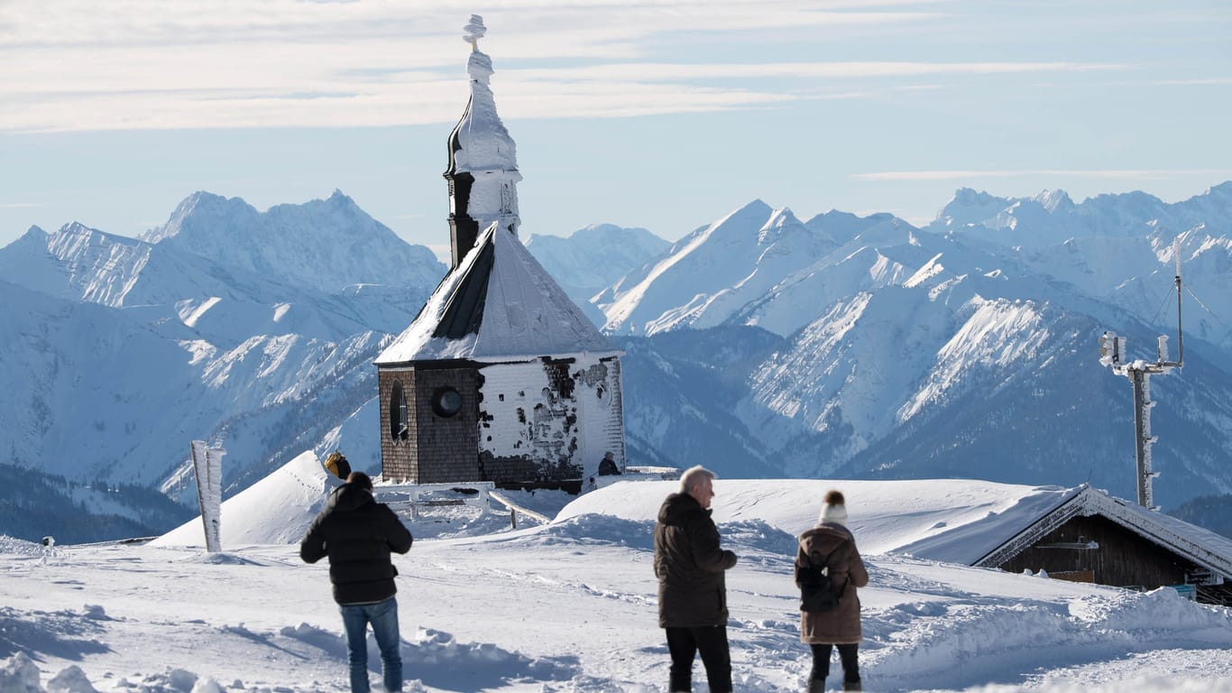 Die vom Schnee teilweise bedeckte Wallberg-Kapelle "Heilig Kreuz" in Bayern: Meteorologen rechnen mit einer mehrwöchigen Kältewelle.