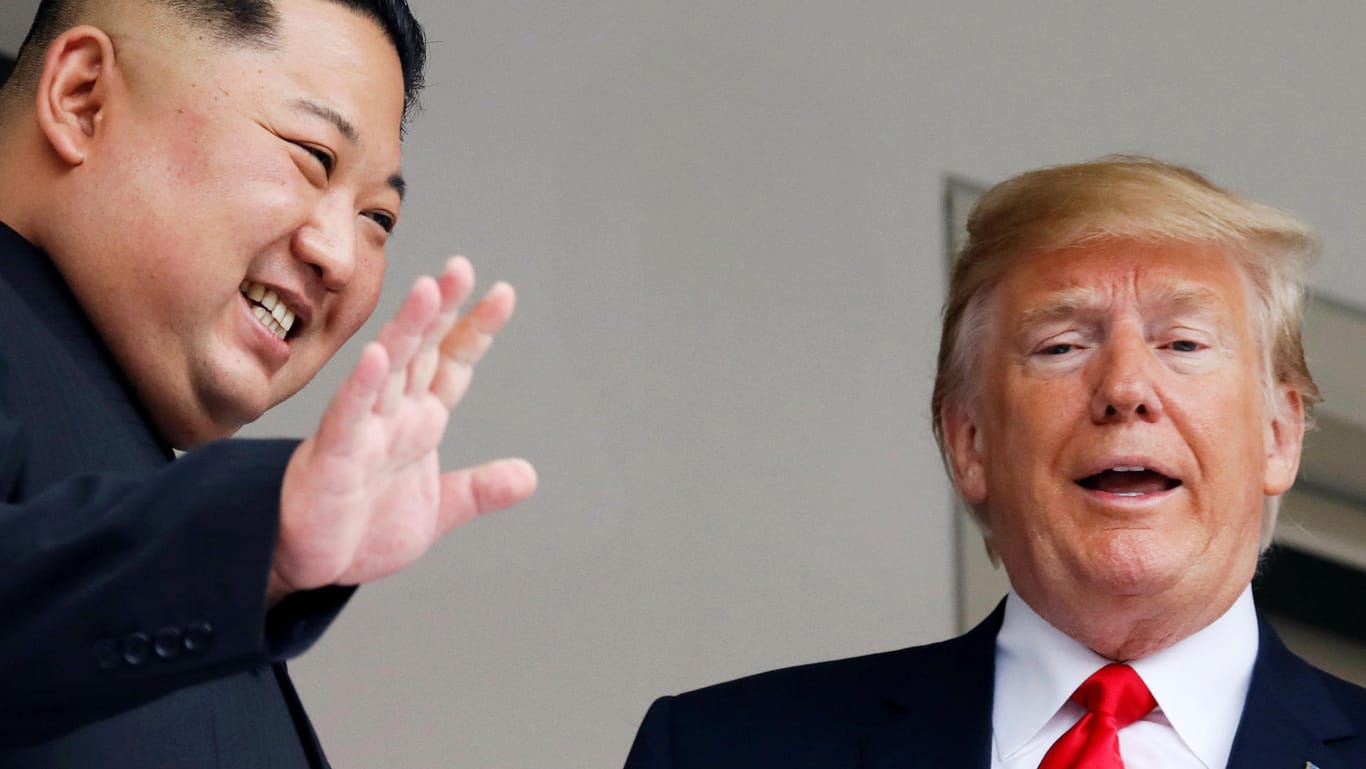 Kim Jong Un und Donald Trump bei ihrem ersten Gipfel im Juni 2018: Nordkoreas Machthaber und der US-Präsident wollen sich im Februar erneut treffen.