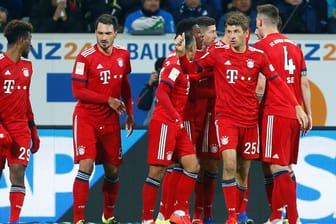 Die Spieler des FC Bayern bejubeln den Führungstreffer gegen Hoffenheim.
