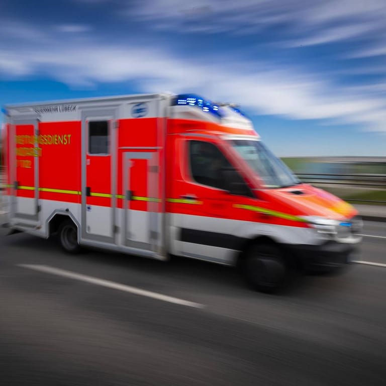 Ein Krankenwagen mit Blaulicht (Symbolbild): Nahe Freiburg hat ein Autofahrer einen Krankenwagen behindert.