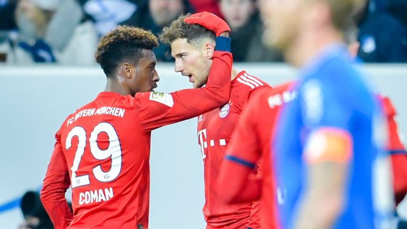 Bayern Münchens Kingsley Coman (l) gratuliert Torschütze Leon Goretzka zum Treffer gegen Hoffenheim.