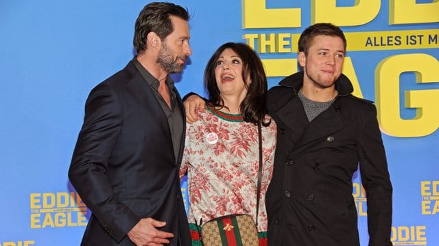 Hugh Jackman (l), Iris Berben und Taron Egerton bei der Premiere von "Eddie the Eagle" in München.