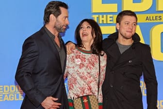 Hugh Jackman (l), Iris Berben und Taron Egerton bei der Premiere von "Eddie the Eagle" in München.