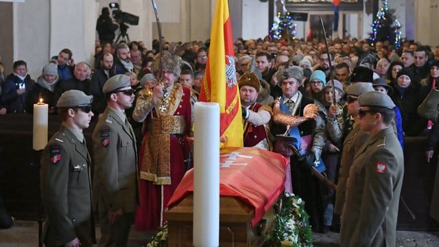 Der Sarg des verstorbenen Danziger Bürgermeisters Adamowicz steht in der Marienkirche.