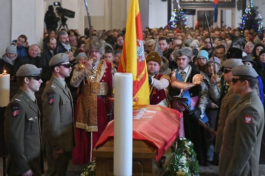 Der Sarg des verstorbenen Danziger Bürgermeisters Adamowicz steht in der Marienkirche.